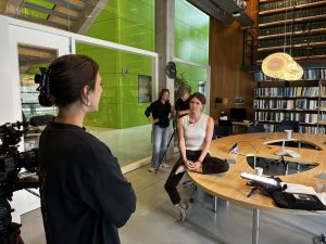 Op de set van Wetenschap in de Achtertuin met Anna Gimbrère.